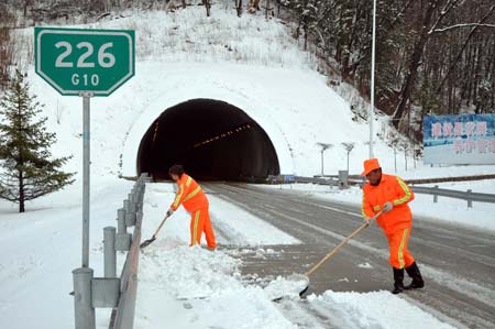 我省局部持续降雪 哈牡高速清雪全力保畅通