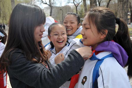 东北林业大学大学生志愿者关爱农民工子女