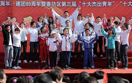 东北林业大学大学生志愿者关爱农民工子女