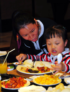 哈尔滨:福利院儿童观电影品大餐提前庆祝 六一