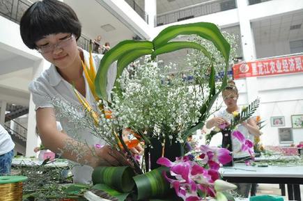 黑龙江高校办起芍药节