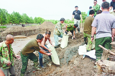 齐齐哈尔碾子山区突降暴雨 筑坝抗洪