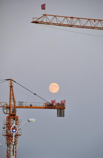 今年的月亮十五圆