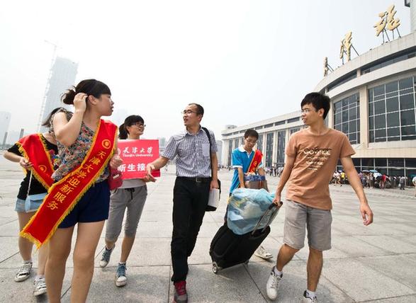 努力拼搏改变命运的“保安哥”天津大学报到 婉拒大部分捐款