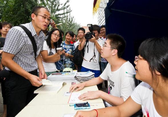 努力拼搏改变命运的“保安哥”天津大学报到 婉拒大部分捐款