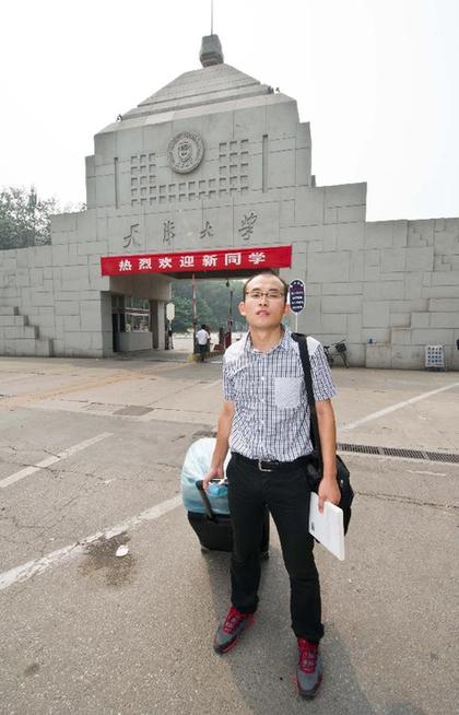 努力拼搏改变命运的“保安哥”天津大学报到 婉拒大部分捐款