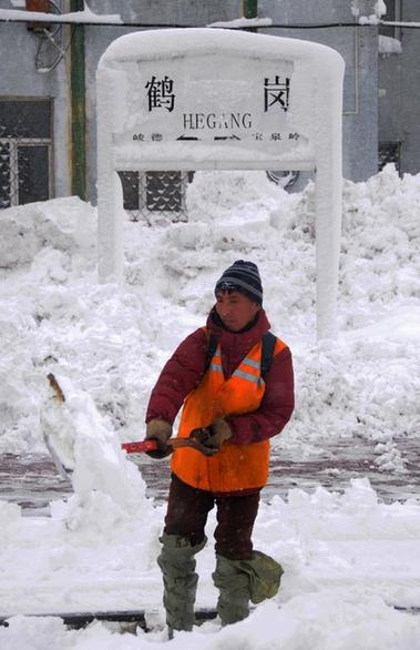 鹤岗火车站全力排雪抢险保畅通