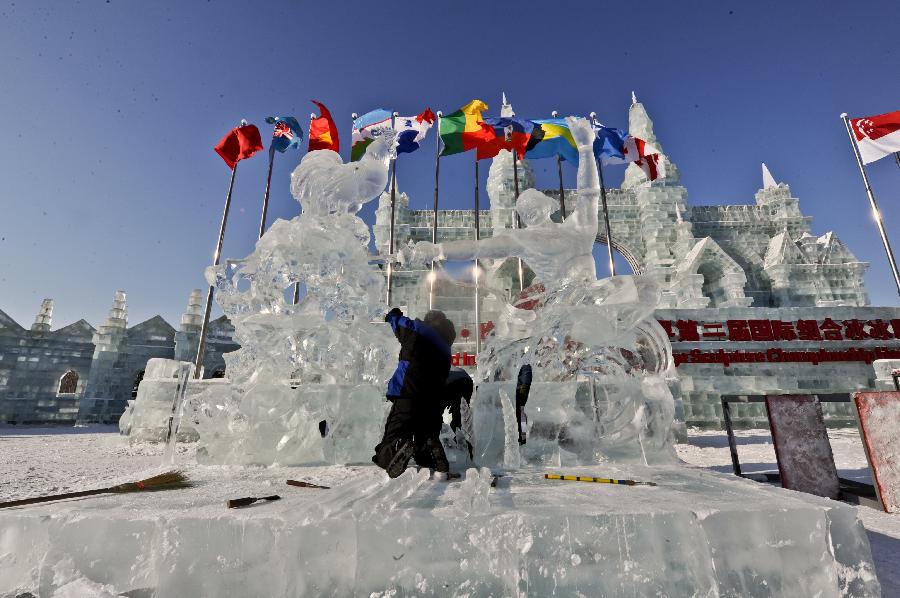 “精雕细刻”国际冰雕赛“扮靓”冰雪节