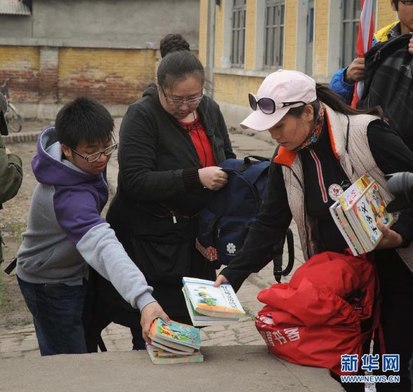 “爱心背书客”：让乡村儿童找到阅读乐趣