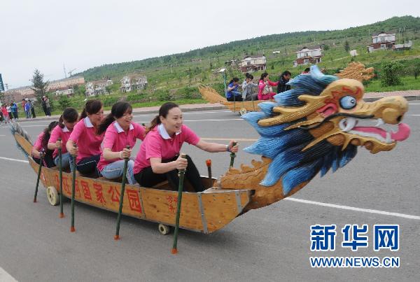 全民健身——妙趣横生的旱地龙舟赛