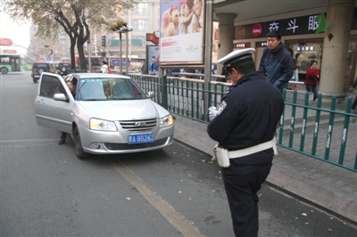 哈市南岗查违停一天抓5000多台司机翻护栏回