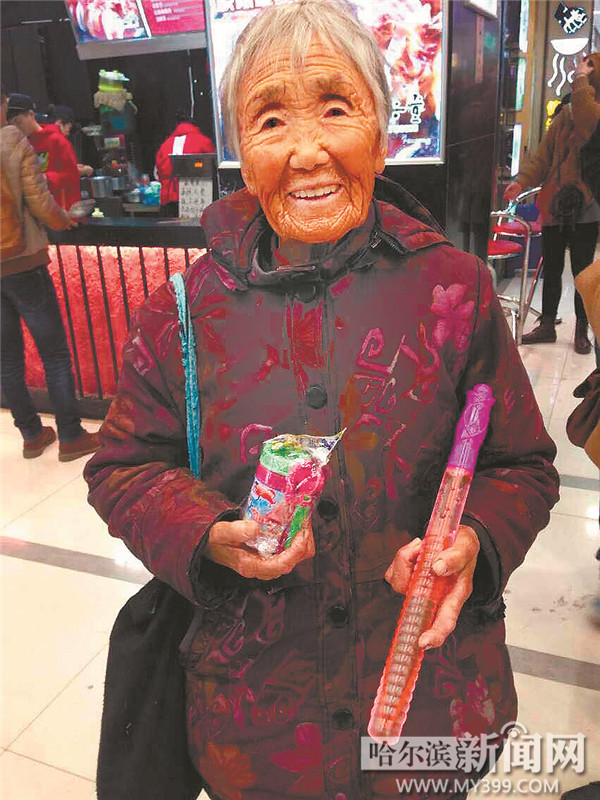 哈尔滨一88岁泡泡奶奶挣钱帮孩子们养家(图