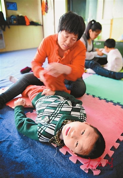 坚强母亲带脑瘫女儿办爱心学校 年亏损七八万
