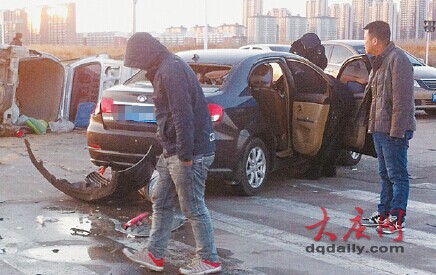 大庆高新区秀水路新秀岗发生车祸 轿车与面包