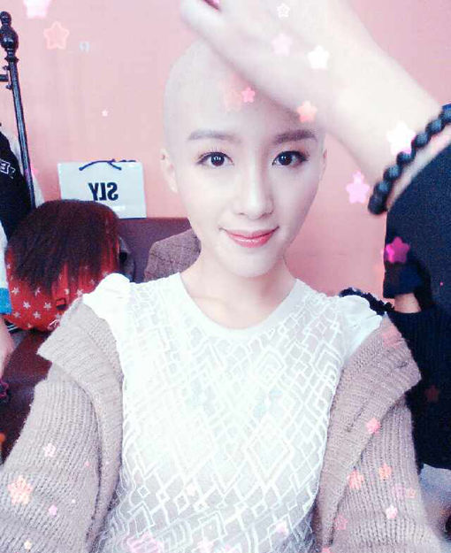大庆“光头美女”安然走红网络 大量美艳私照曝光