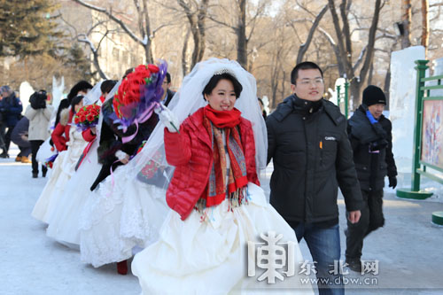【第一时间】冰雪集体婚礼在冰城浪漫上映