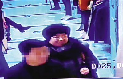 “灰貂女”顺走摊主钱包满脸笑 还安慰失主“丢不了”
