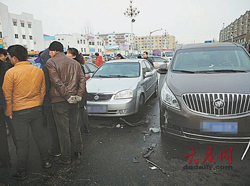 三辆别克车在马路中间“碰面” 因超车两两相撞(图)
