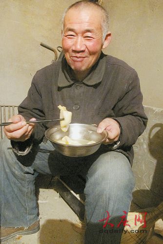 为孙辈离家打拼 六旬老人已三个春节未回家(图)