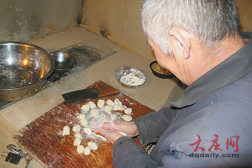 为孙辈离家打拼 六旬老人已三个春节未回家(图)