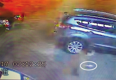 窃贼半夜绕车砸了近半个点 破窗盗走一万元现金