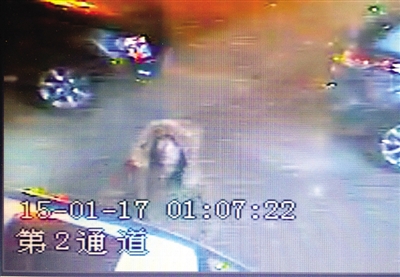 窃贼半夜绕车砸了近半个点 破窗盗走一万元现金