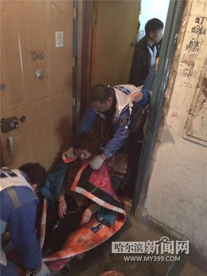 哈尔滨50岁独居女子轻生割喉陷休克 身上全是血