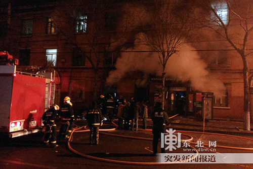 武警医院后身居民楼起火 灭火工作仍在进行中