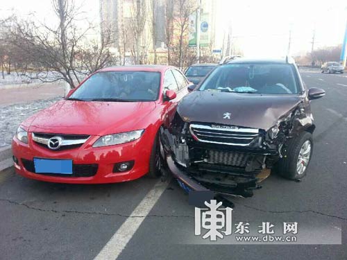 轿车掉头行驶
