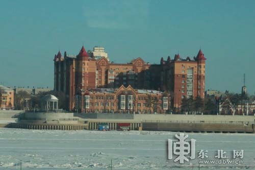 两极冰雪挑战赛赛事过半 参赛车辆和车手抵达呼玛