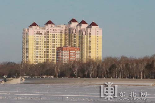 两极冰雪挑战赛赛事过半 参赛车辆和车手抵达呼玛