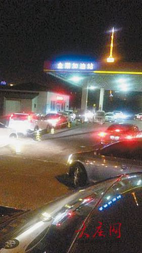 大庆多家加油站油已售罄 车主排长队“凑热闹”加油