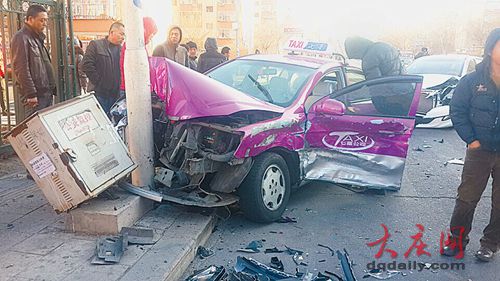 两车十字路口相撞 出租车撞灯杆乘客受伤(图)