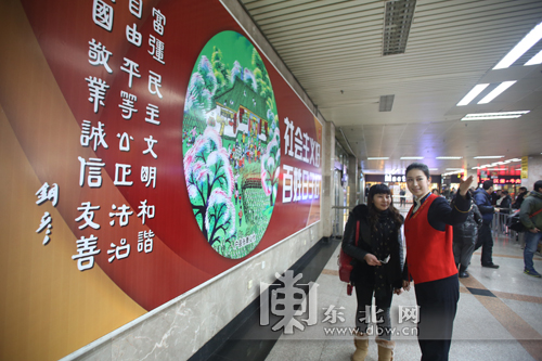 哈尔滨机场“红马甲”志愿者服务获旅客点赞(图)