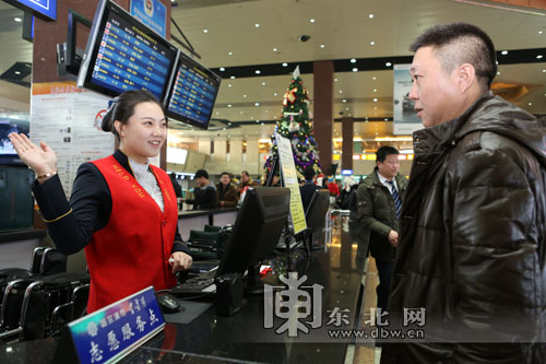 哈尔滨机场“红马甲”志愿者服务获旅客点赞(图)