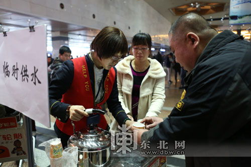 哈尔滨机场“红马甲”志愿者服务获旅客点赞(图)