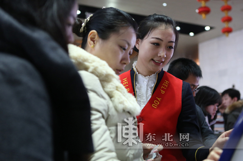 哈尔滨机场“红马甲”志愿者服务获旅客点赞(图)