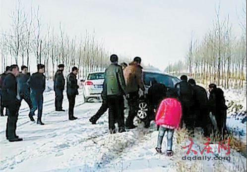 大庆一辆黑色婚车因打滑掉沟 3个车轮陷在雪里(图)