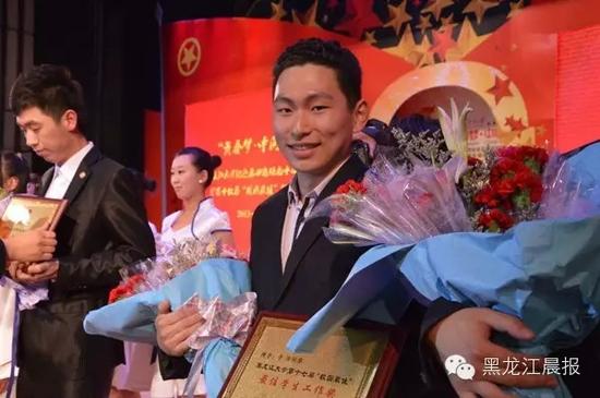 黑龙江大学90后男神导员 晒学生作品火爆朋友圈(图)