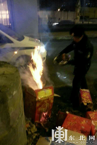 哈尔滨元宵夜烟花爆竹燃放现最后疯狂 美丽焰火险酿火灾