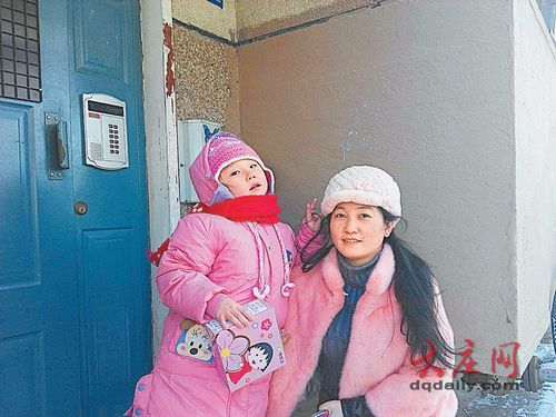 7岁女孩拾到钱包内有2706元 站路边等失主冻得流鼻涕