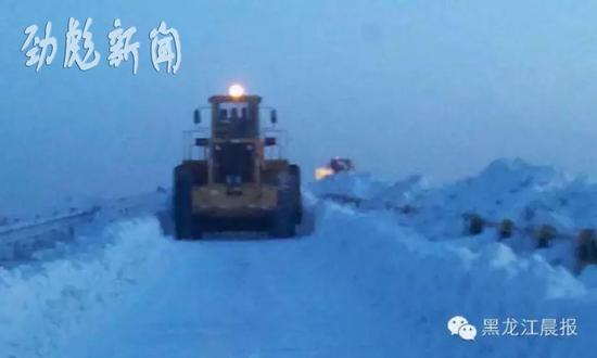 佳木斯雪后“大烟炮”积雪1米 500多台车被困(组图)