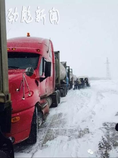 佳木斯雪后“大烟炮”积雪1米 500多台车被困(组图)