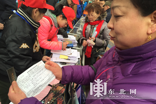 地板接缝出现起鼓现象 市民在家走路“一脚深一脚浅”