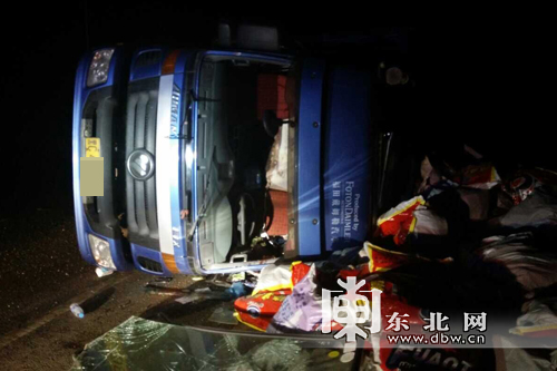301国道万宝镇路段结冰 两辆大货车接连侧翻（图）
