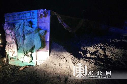 301国道万宝镇路段结冰 两辆大货车接连侧翻（图）