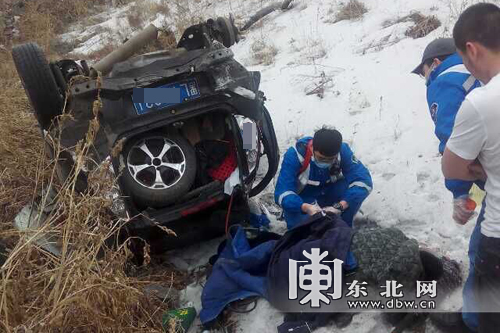 轿车行驶途中侧翻路边 驾驶员昏迷两小时后被发现