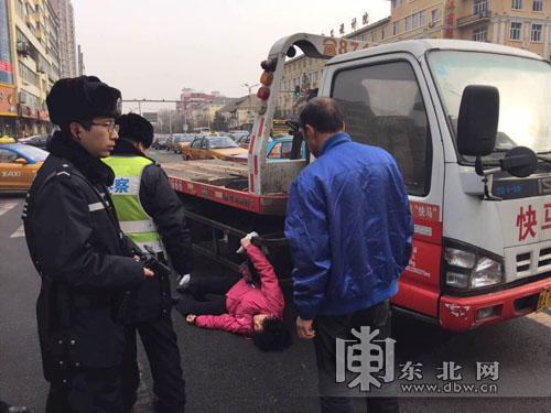抢险货车转弯形成“致命死角” 并行老人险丧命车轮下
