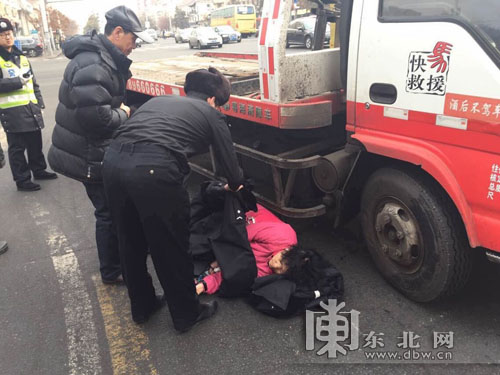 抢险货车转弯形成“致命死角” 并行老人险丧命车轮下