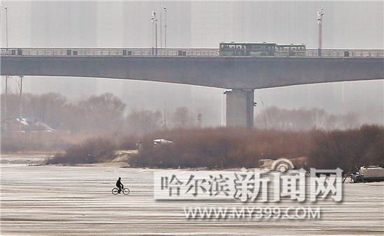 松花江冰层加速融化 涉险过江就是玩命(图)
